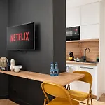 New City Break Stara Praga Koneser Zabkowska Metro Netflix