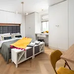 New City Break Stara Praga Koneser Zabkowska Metro Netflix
