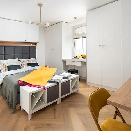 New City Break Stara Praga Koneser Zabkowska Metro Netflix