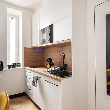 New City Break Stara Praga Koneser Zabkowska Metro Netflix ורשה
